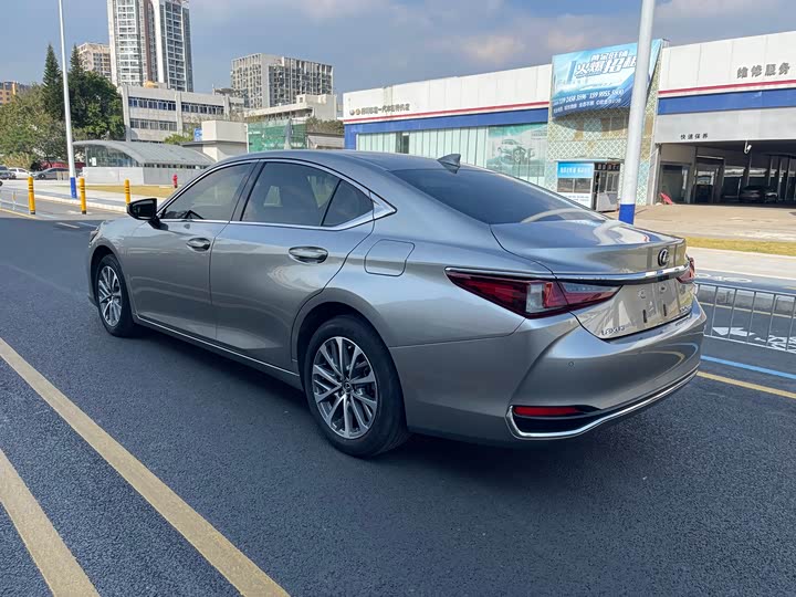 Фото 7 - Lexus ES