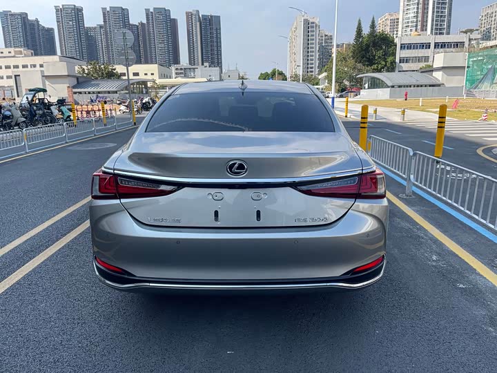 Фото 8 - Lexus ES