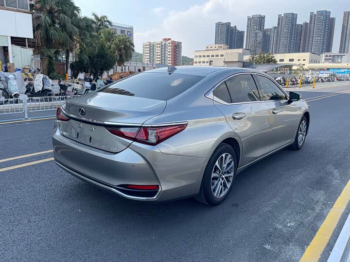 Фото 9 - Lexus ES