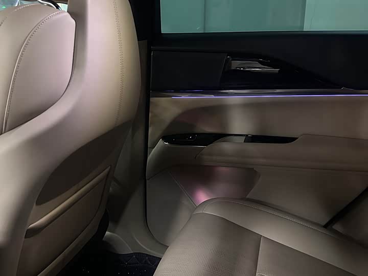 Фото 8 - Cadillac XT5