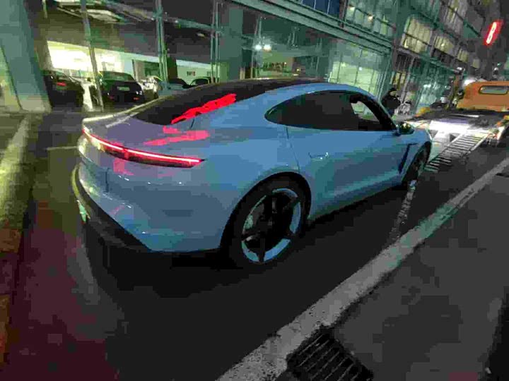 Фото 7 - Porsche Taycan