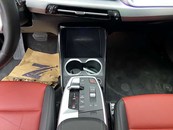 Фото 8 - BMW iX1