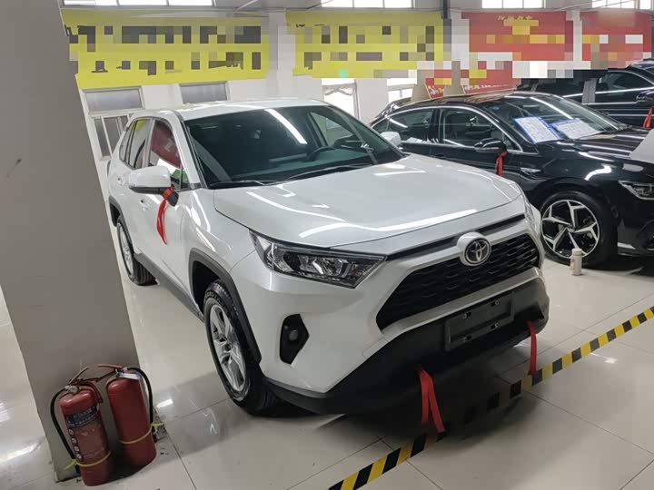 Фото 4 - Toyota RAV4