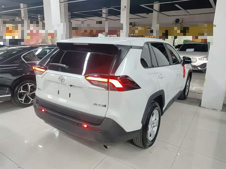 Фото 7 - Toyota RAV4