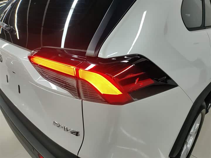 Фото 8 - Toyota RAV4