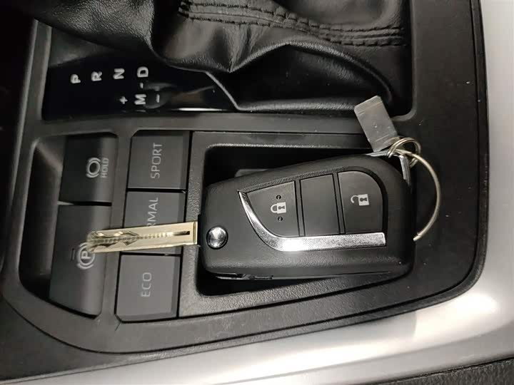 Фото 9 - Toyota RAV4