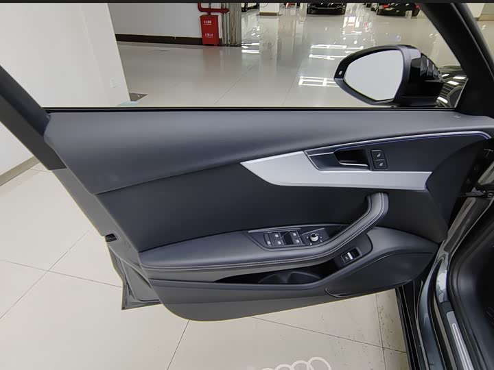 Фото 5 - Audi A4L