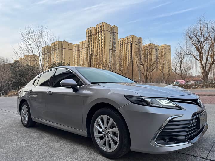 Фото 2 - Toyota Camry