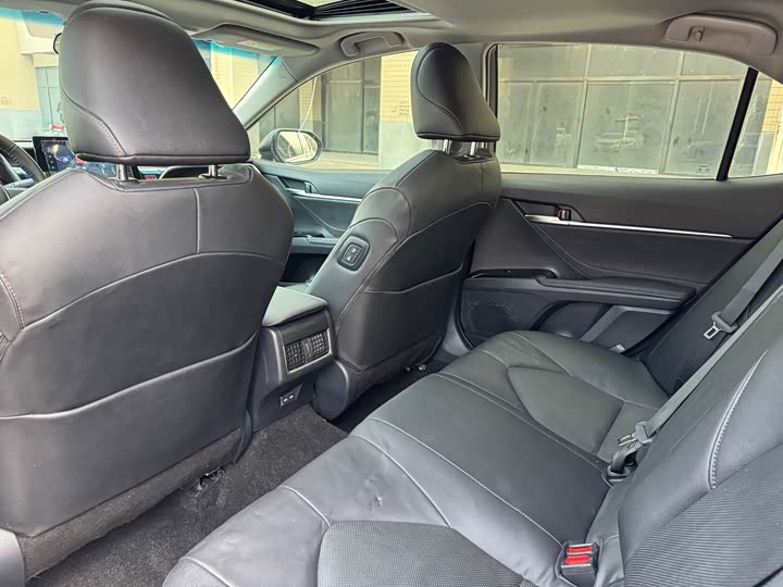 Фото 6 - Toyota Camry