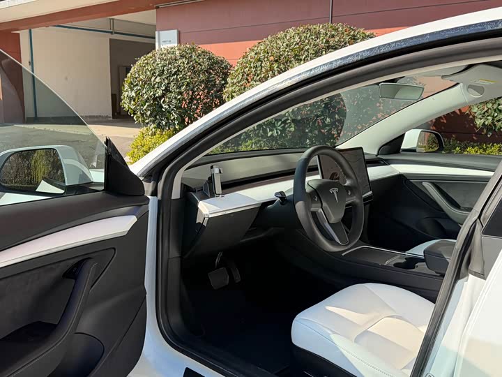 Фото 4 - Tesla Model 3