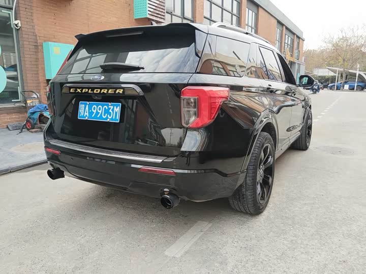 Фото 9 - Ford Explorer