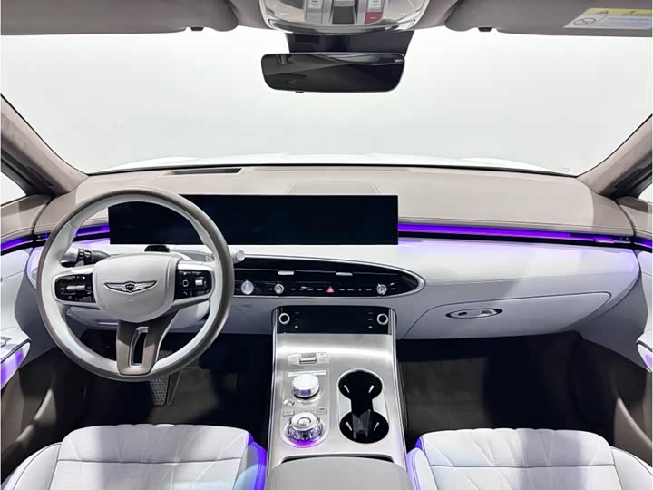 Фото 8 - Genesis GV70