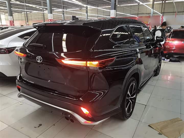 Фото 7 - Toyota Crown Kluger