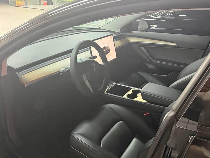 Фото 6 - Tesla Model 3