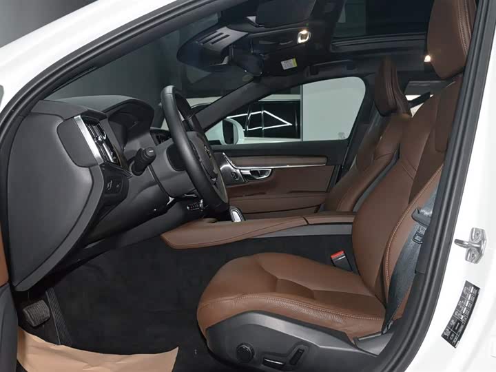 Фото 9 - Volvo V90