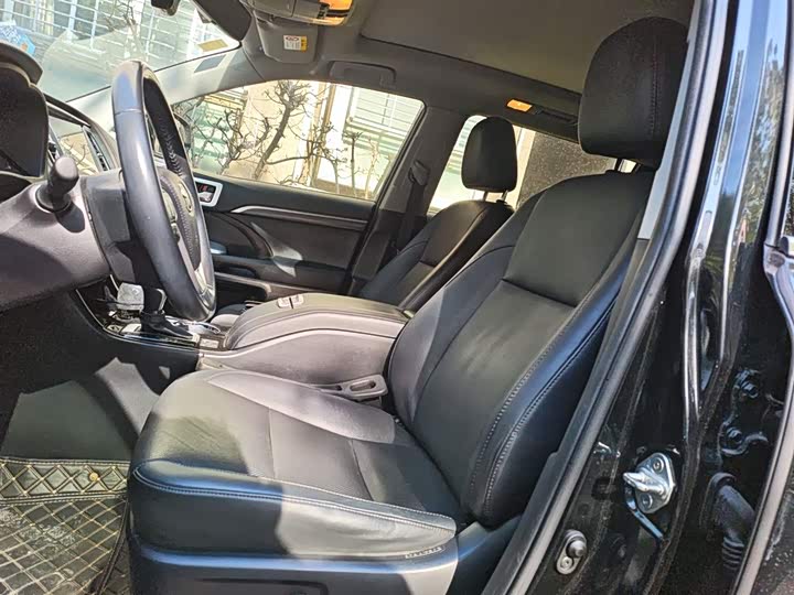 Фото 8 - Toyota Highlander