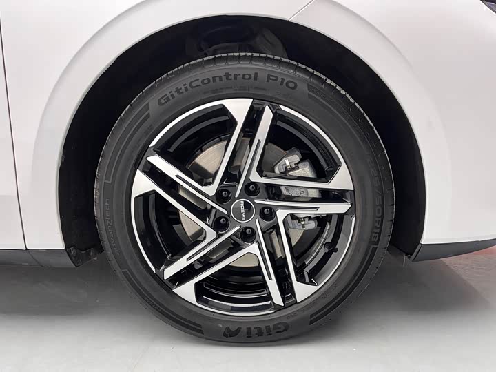 Фото 7 - Roewe D7