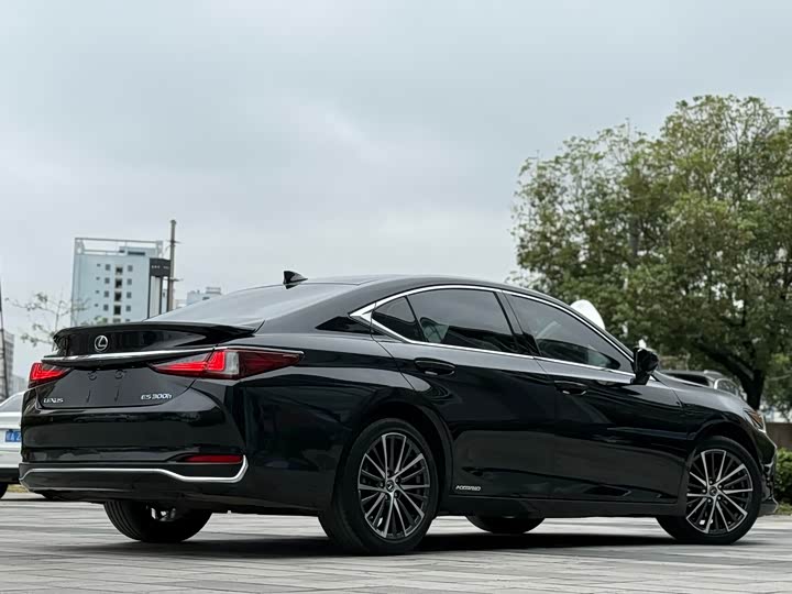 Фото 6 - Lexus ES