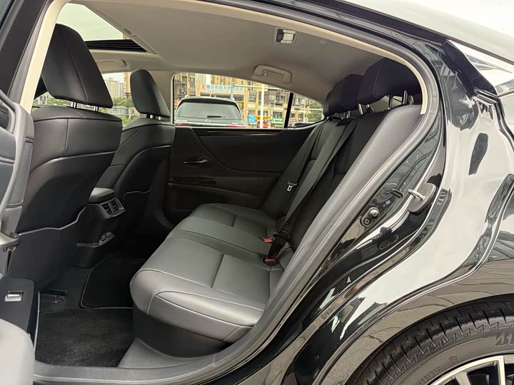 Фото 8 - Lexus ES