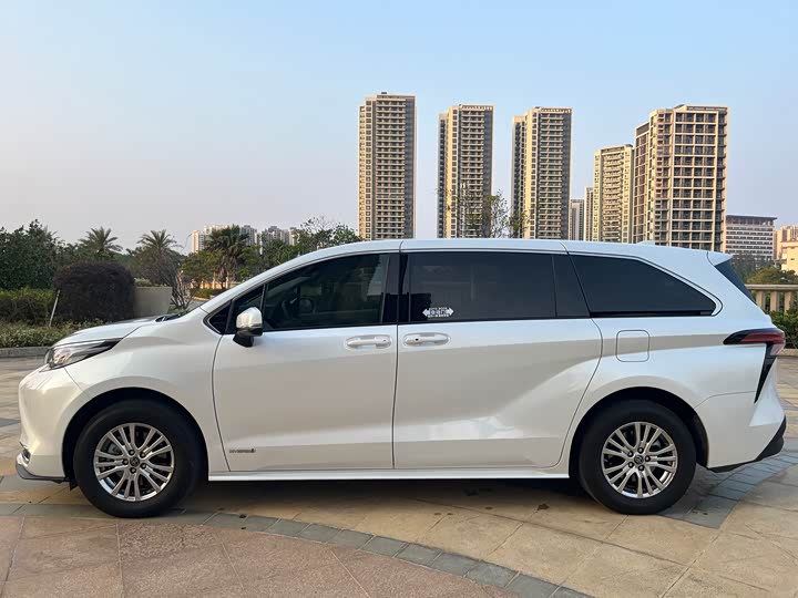 Фото 3 - Toyota Sienna