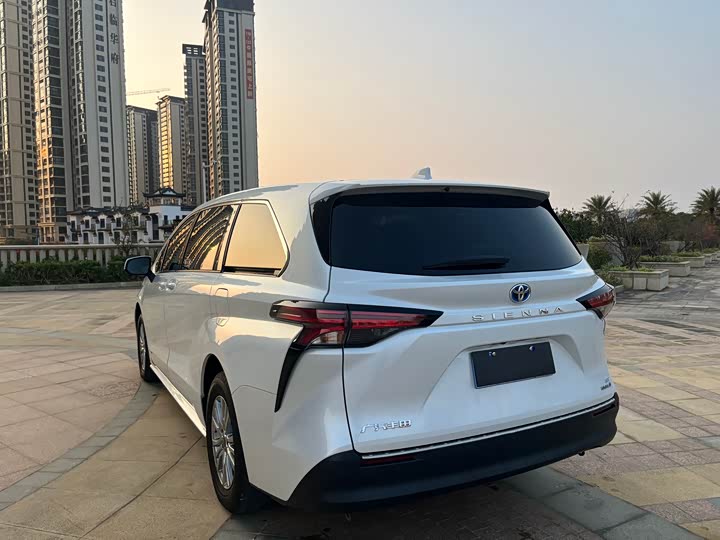 Фото 4 - Toyota Sienna