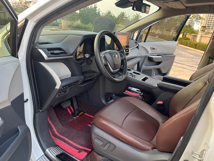 Фото 7 - Toyota Sienna