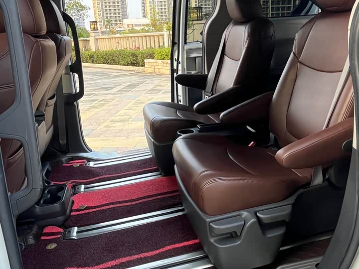 Фото 8 - Toyota Sienna