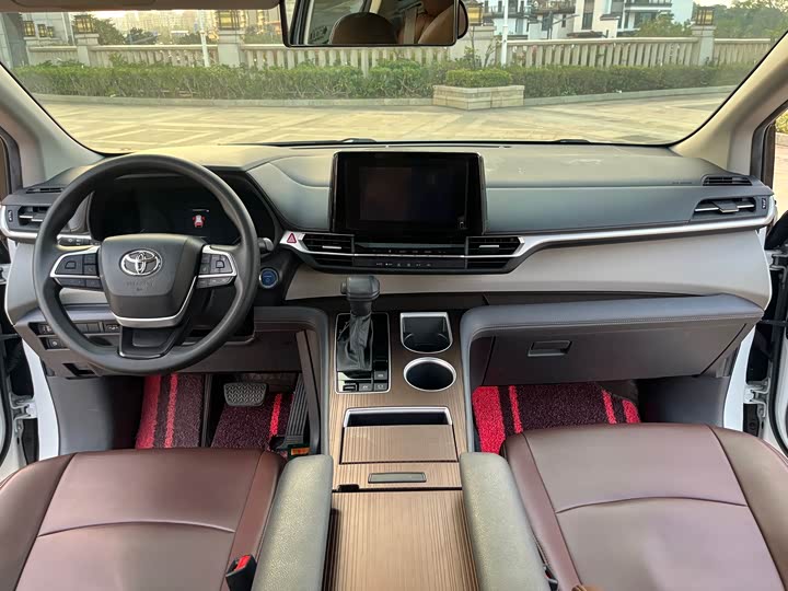 Фото 9 - Toyota Sienna