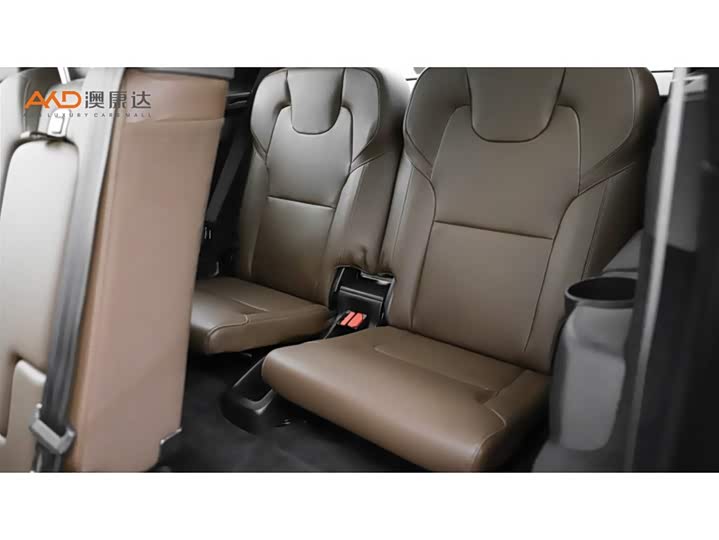 Фото 9 - Volvo XC90