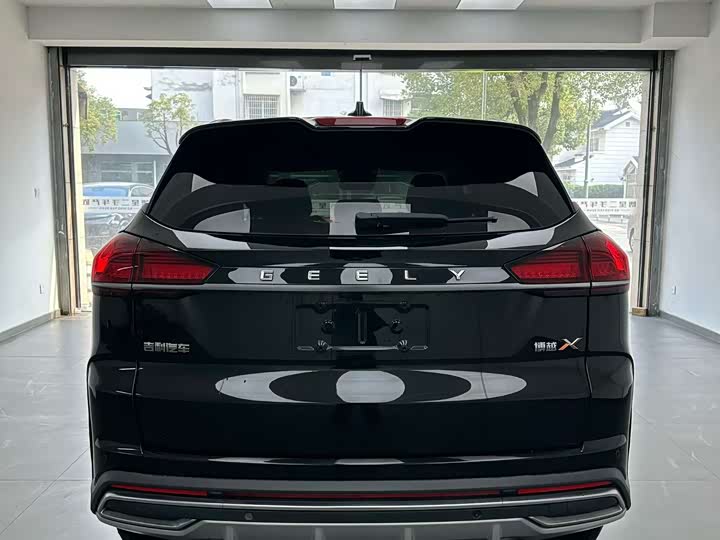 Фото 8 - Geely Atlas