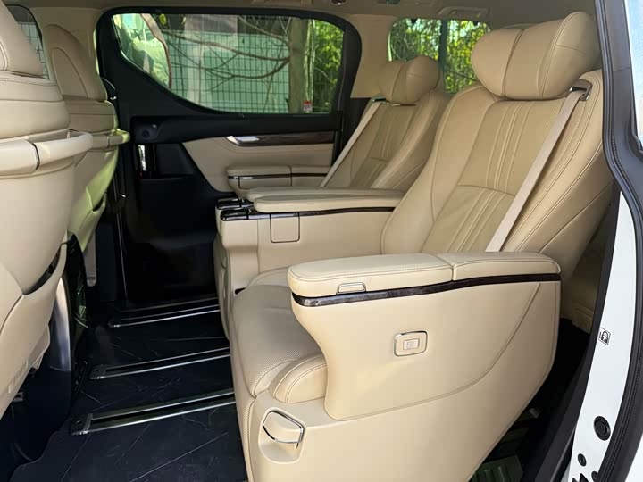 Фото 5 - Toyota Alphard