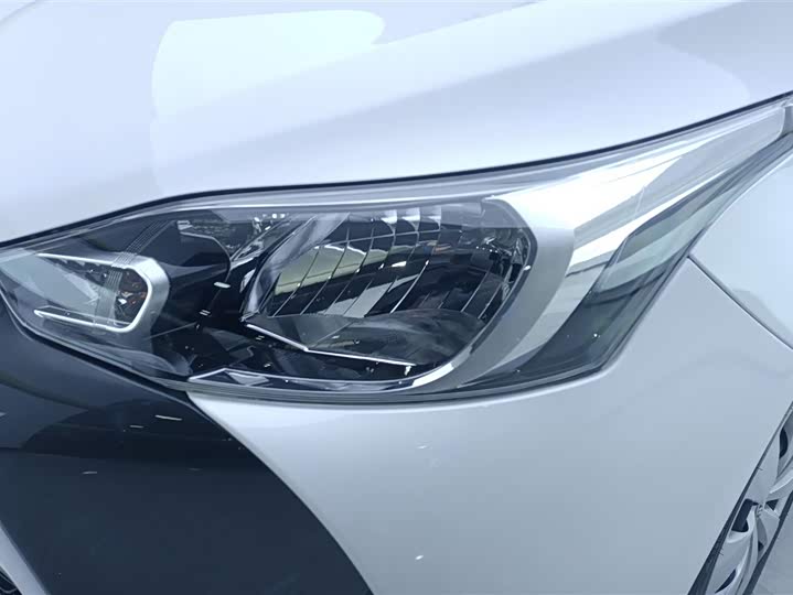 Фото 5 - Toyota Yaris L