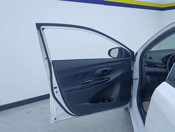 Фото 7 - Toyota Yaris L