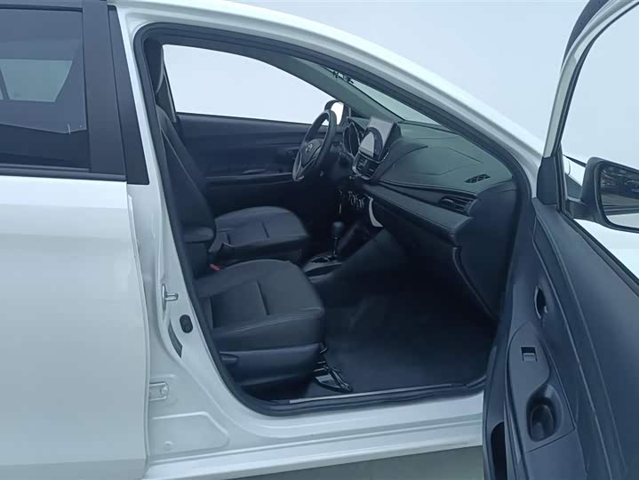 Фото 8 - Toyota Yaris L