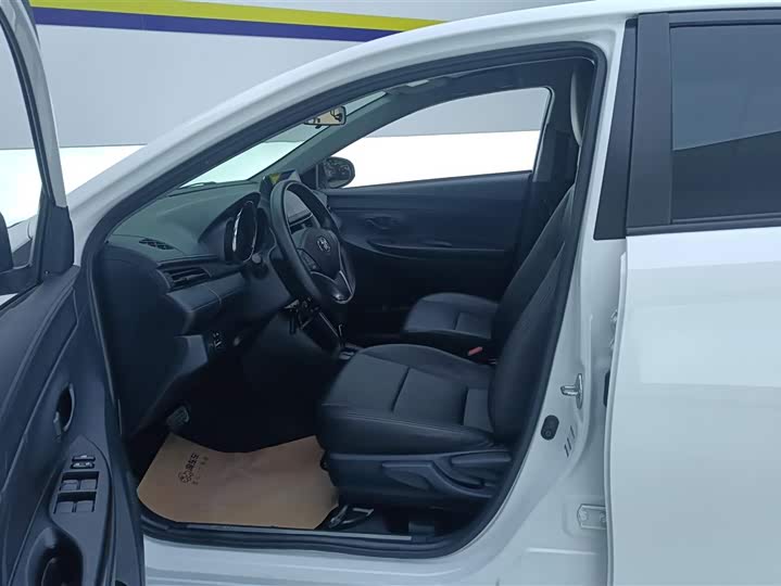 Фото 9 - Toyota Yaris L