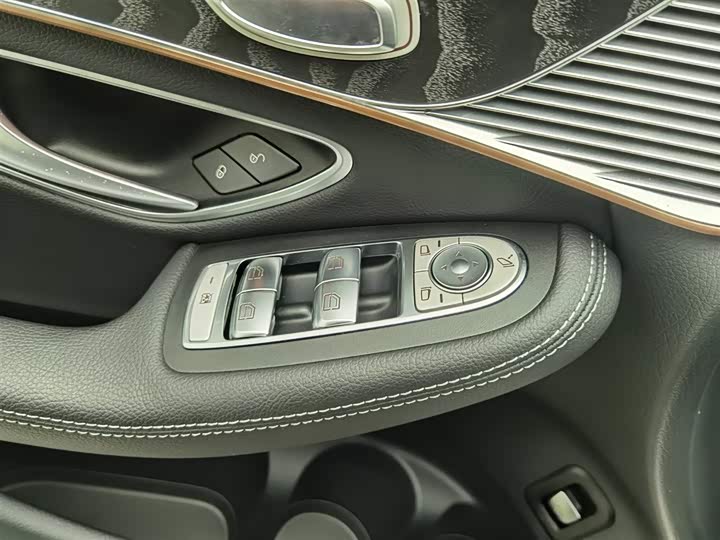 Фото 9 - Mercedes-Benz EQC