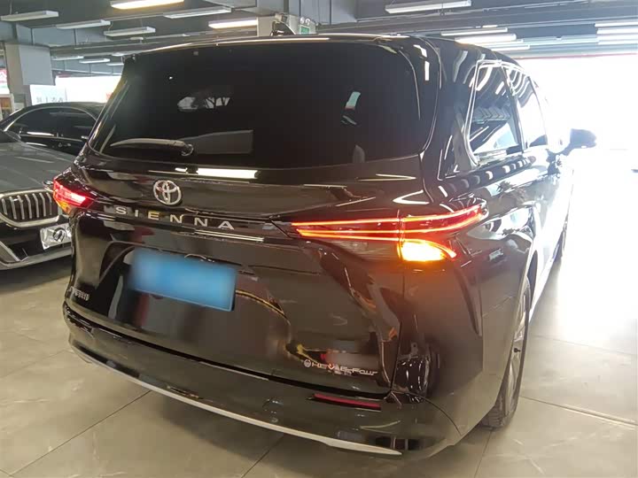 Фото 7 - Toyota Sienna
