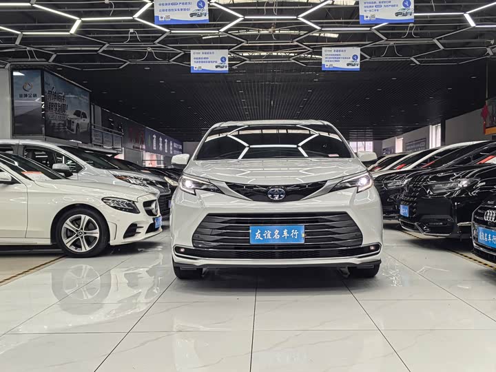 Фото 2 - Toyota Sienna