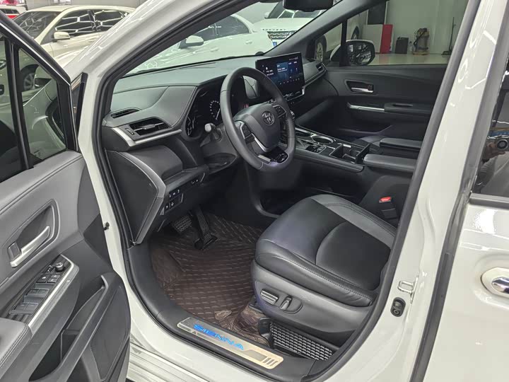 Фото 7 - Toyota Sienna