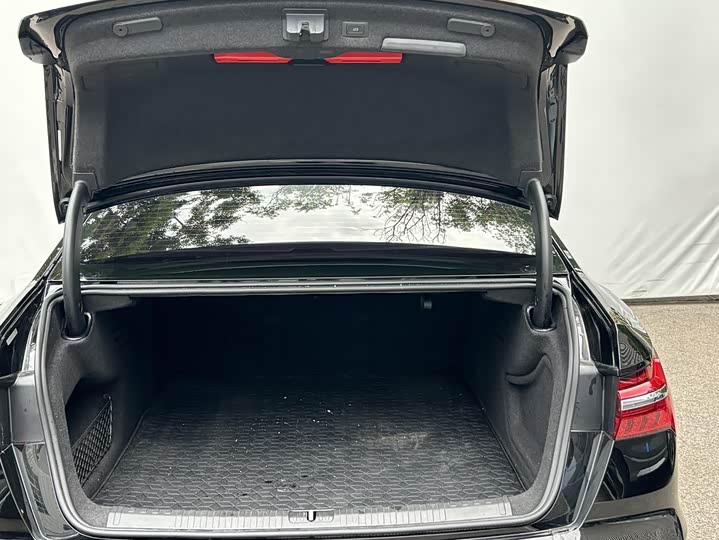 Фото 9 - Audi A6L