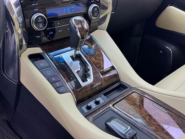 Фото 9 - Toyota Alphard