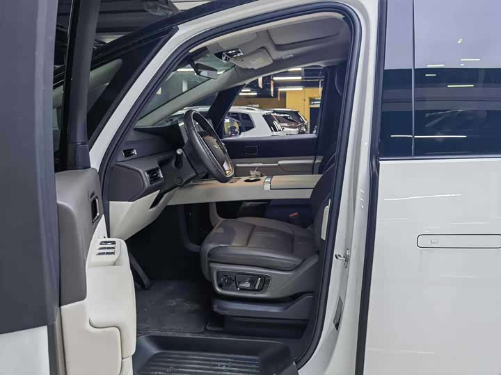 Фото 8 - LiXiang Mega