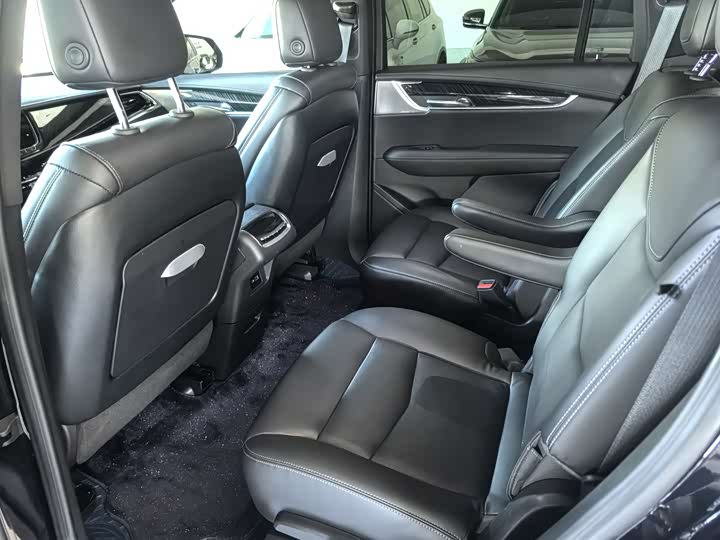 Фото 6 - Cadillac XT6