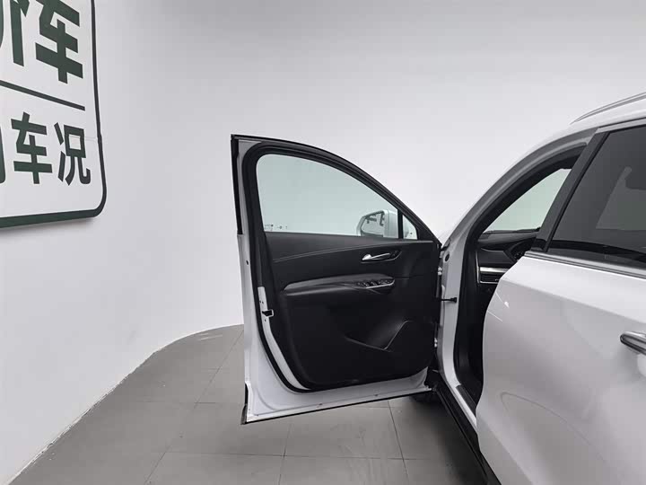 Фото 8 - Cadillac XT4