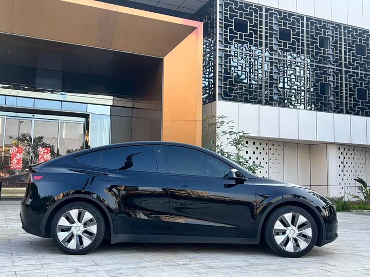 Фото 6 - Tesla Model Y