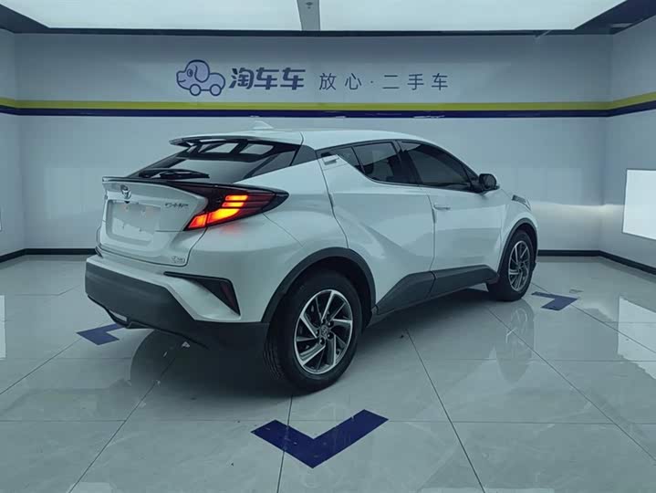 Фото 3 - Toyota C-HR