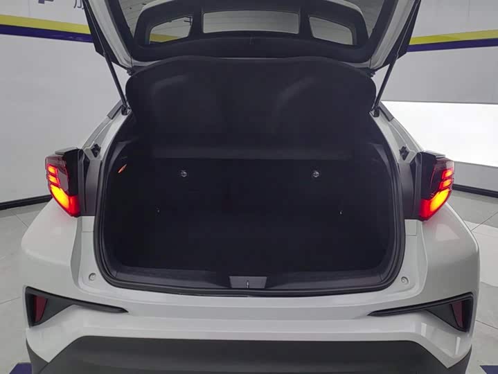 Фото 4 - Toyota C-HR