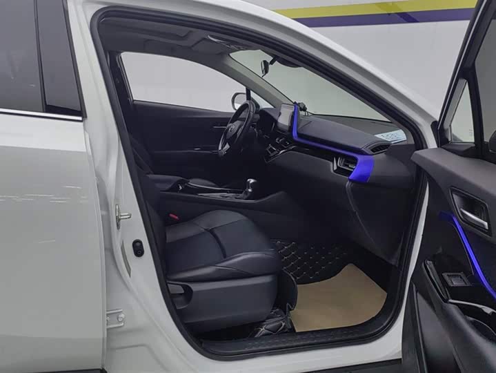 Фото 8 - Toyota C-HR