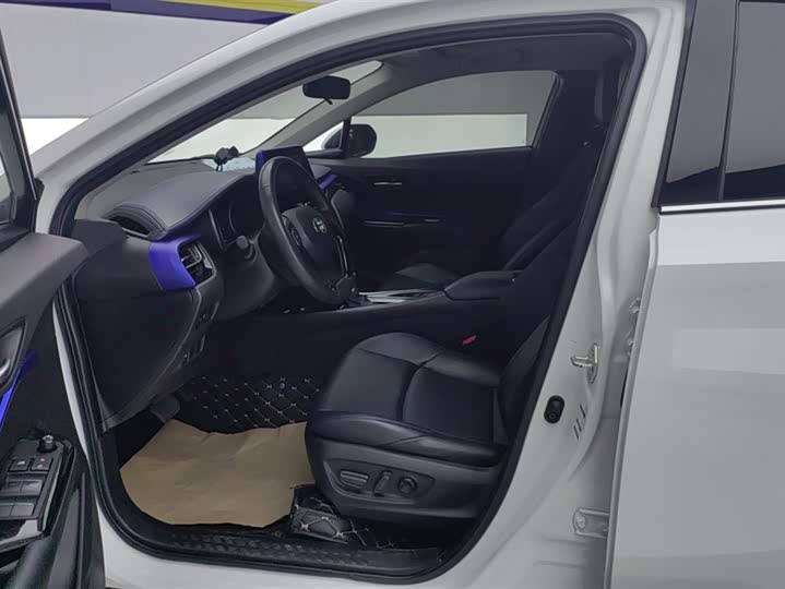 Фото 9 - Toyota C-HR