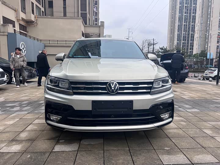 Фото 2 - Volkswagen Tiguan L Pro